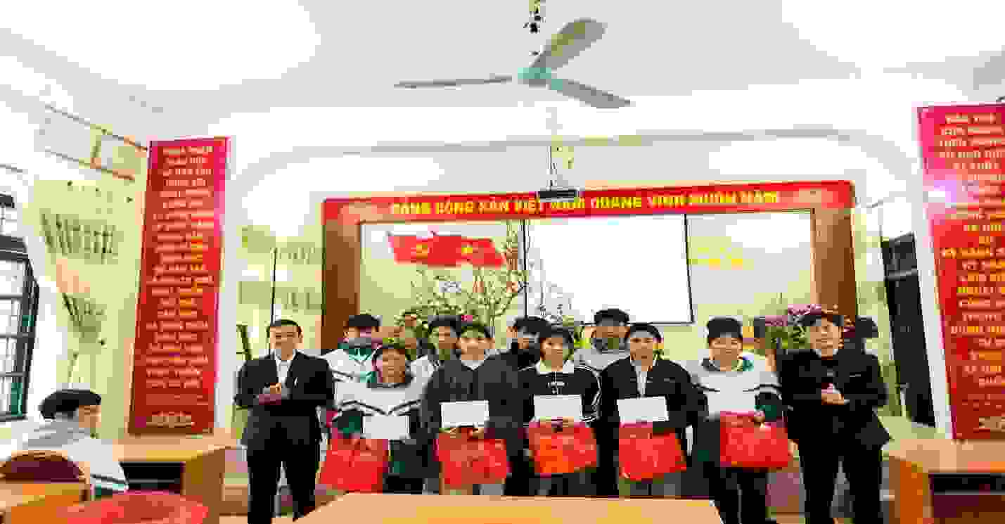 Trường THPT Nà Tấu tổ chức Chương trình gặp mặt, tặng quà cho học sinh nhân dịp Tết Nguyên đán Bính Ngọ 2026