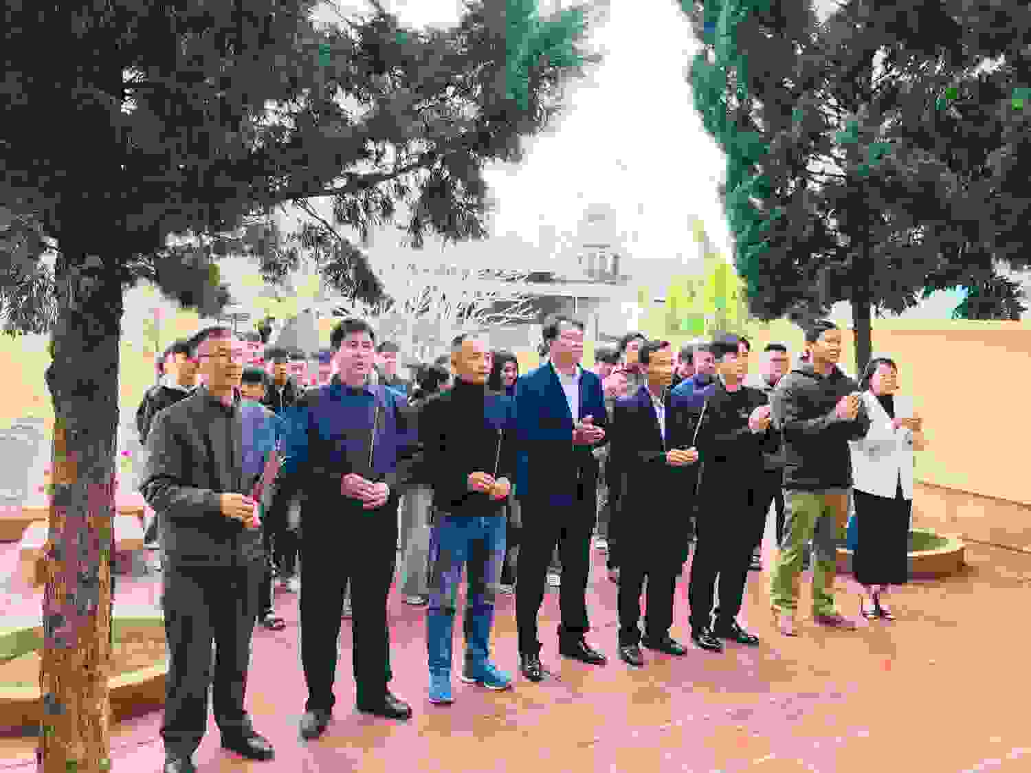 Trường THPT Nà Tấu thắp hương tưởng niệm tại Đài tưởng niệm Thanh niên xung phong ngành giao thông vận tải nhân dịp tết nguyên đán Bính Ngọ 2026