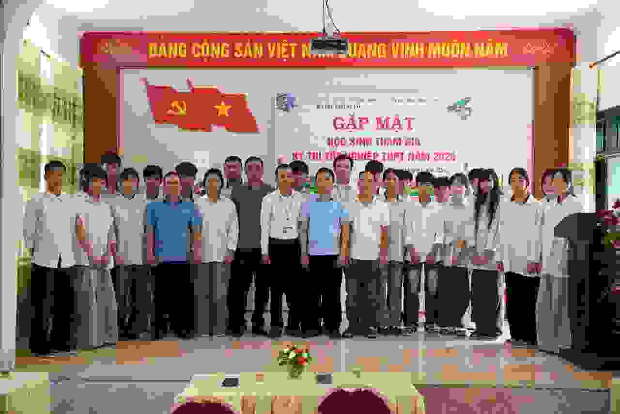 UBND xã Nà Tấu quan tâm, động viên học sinh tham gia kỳ thi tốt nghiệp THPT năm 2026