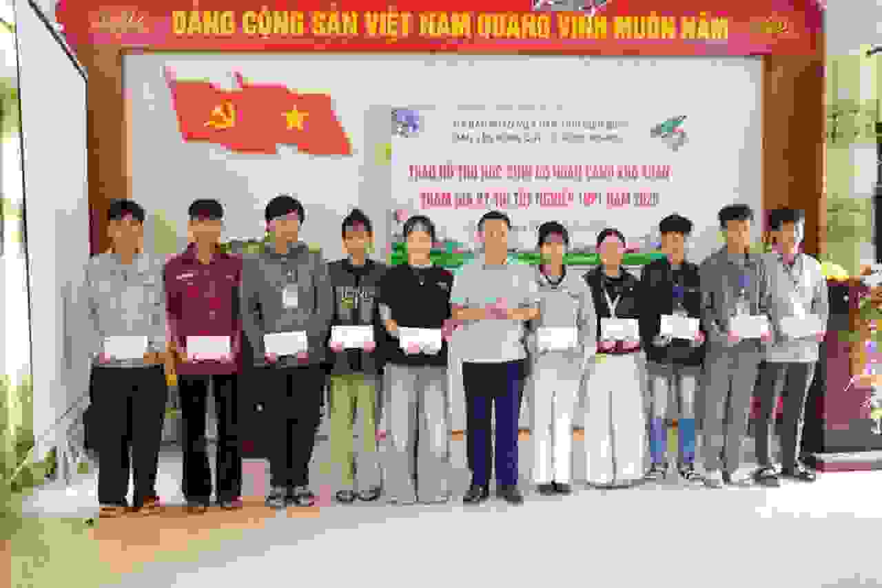 Ấm áp Chương trình tiếp sức học sinh hoàn cảnh khó khăn trường THPT Nà Tấu trước Kỳ thi tốt nghiệp THPT năm 2026